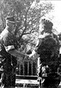 Poignée de main historique entre le général bosniaque Dudakovic (à d.), assiégé par les Serbes dans l'enclave de Bihac du printemps 1992 à août 1995, et son libérateur croate le général Marekovic, sur le pont qui enjambe la Korana, à la frontière bosno-croate.