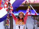 La joie de Janica Kostelic apr&egrave;s avoir remport&eacute; l'or dans le combin&eacute; f&eacute;minin de ski alpin des Jeux Olympiques de Salt Lake City