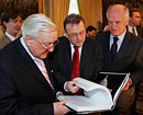 M. Christian Poncelet (&agrave; g.), M. Seks et l'ambassadeur de Croatie &agrave; Paris, M. Gagro